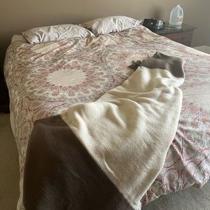 Pottery Barn Full/Queen Multi-color Duvet Cover & Flax Linen Shams, Gently Used.